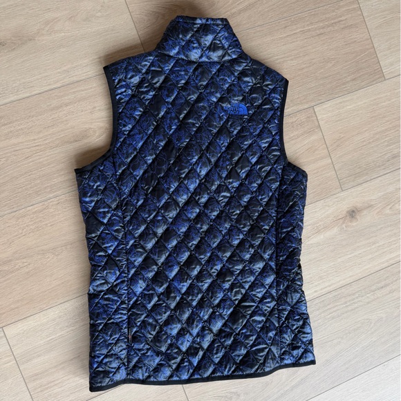 North Face Black with Blue flowers Thermoball Vest - Picture 4 of 4